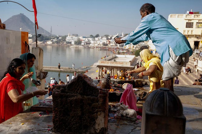 Prières sur les ghats, Pushkar, Rajasthan