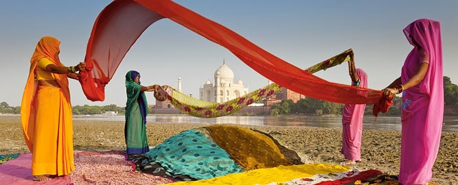 Women washing sari at Taj Mahal, 7-day Rajasthan Tour